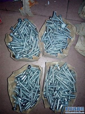 庫存五金雜件的多樣選擇 從釘子到螺絲，窗鉤及其他雜件